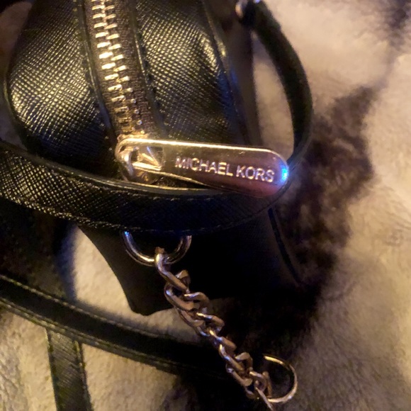 Micheal kors mini crossbody purse - Picture 3 of 3